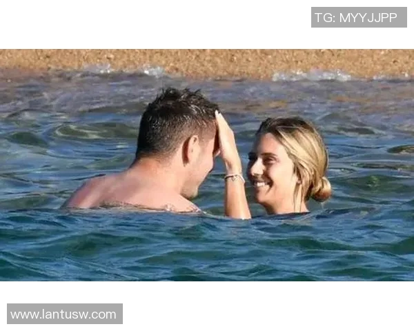 足球明星与女儿甜蜜互动瞬间展现温馨家庭生活的美好画面